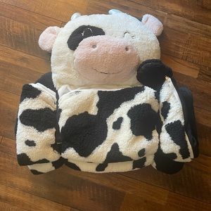 New with tags Member’s Mark cow sleeping bag. Smoke and pet free home.